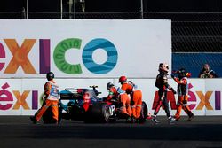 Los oficiales con el auto de Pierre Gasly, Scuderia Toro Rosso STR12 quien camina en la pista