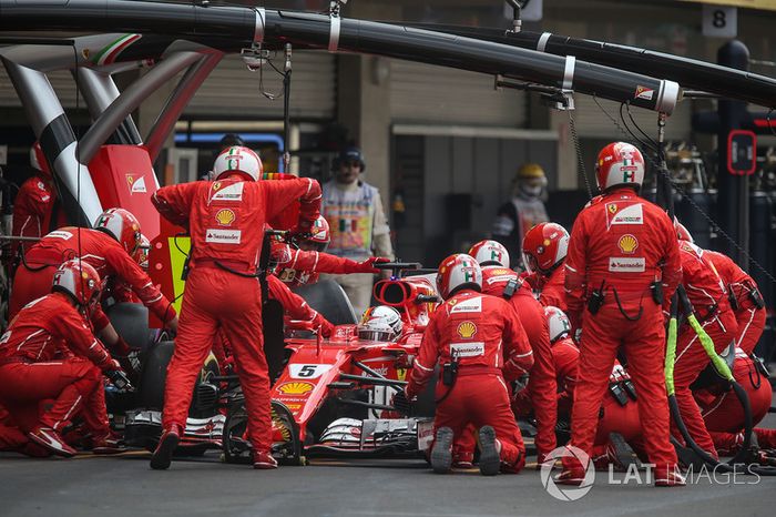 Sebastian Vettel, Ferrari SF70H, pitstop