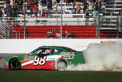 Kevin Harvick, Stewart-Haas Racing with Biagi-Denbeste Racing, Hunt Brothers Pizza Ford Mustang celebrates