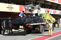 El coche de Fernando Alonso, McLaren MCL33 volviendo a boxes en grua