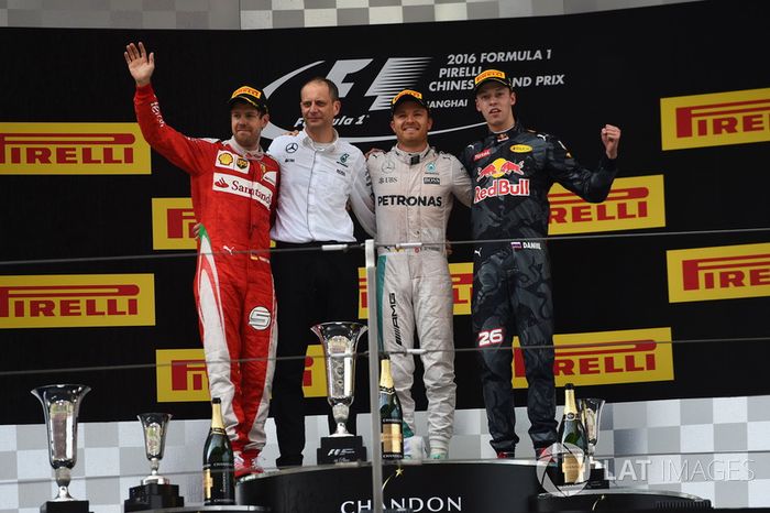 Podio: Tony Ross, ingeniero de carreras Mercedes AMG F1, ganador de la carrera Nico Rosberg, Mercedes AMG F1, segundo puesto Sebastian Vettel, Ferrari, tercer puesto Daniil Kvyat, Red Bull Racing