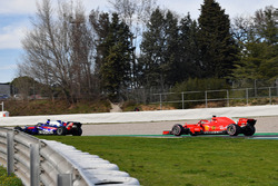 Brendon Hartley, Scuderia Toro Rosso STR13 et Kimi Raikkonen, Ferrari SF71H