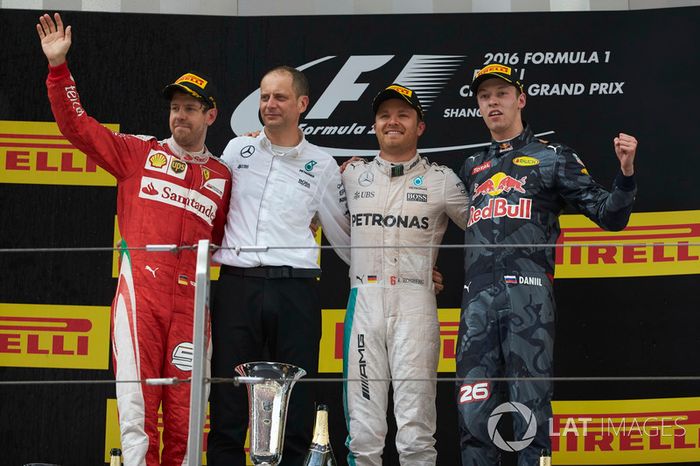 Podio: segundo lugar Sebastian Vettel, Ferrari, Tony Ross, ingeniero, Mercedes AMG F1, ganador de la