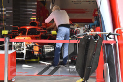 Charlie Whiting, Ferrari SF71H, con gli specchietti montati sull'halo