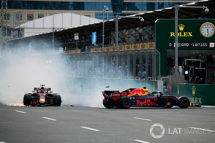 L'incidente tra Max Verstappen, Red Bull Racing RB14 e Daniel Ricciardo, Red Bull Racing RB14