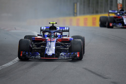 Pierre Gasly, Scuderia Toro Rosso STR13 locks up