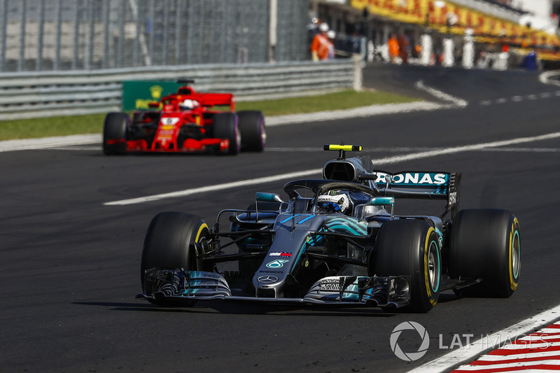 Valtteri Bottas, Mercedes AMG F1 W09 et Sebastian Vettel, Ferrari SF71H à la sortie des stands