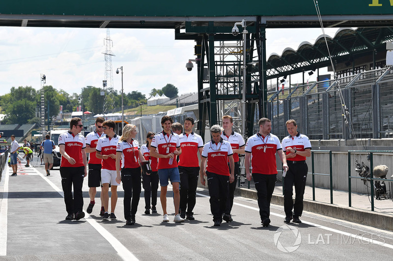 Charles Leclerc, Sauber e Antonio Giovinazzi, Sauber, cammina lungo il circuito