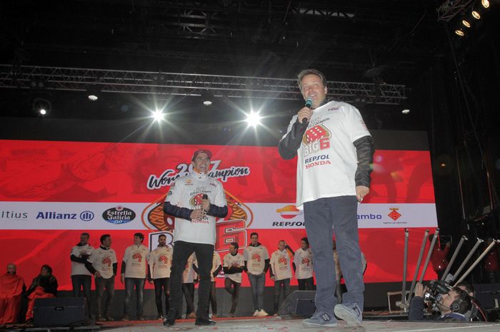 Celebración Marc Márquez en Cervera con Emilio Alzamora