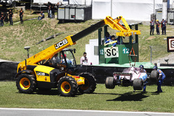 De wagen van Esteban Ocon, Sahara Force India F1 VJM10 na zijn crash