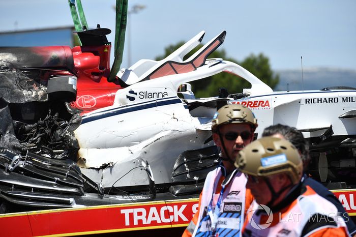 El coche accidentado de Marcus Ericsson, Sauber C37 es removido en la PL1
