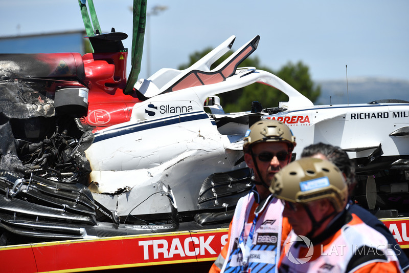 La monoposto incidentata di Marcus Ericsson, Sauber C37, viene recuperata nelle FP1