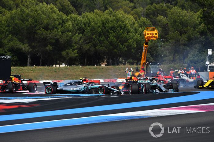 Lewis Hamilton, Mercedes-AMG F1 W09 lidera al inicio de la carrera mientras Sebastian Vettel, Ferrari SF71H golpea a Valtteri Bottas, Mercedes-AMG F1 W09