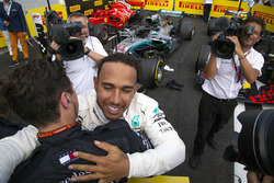 Il vincitore della gara Lewis Hamilton, Mercedes-AMG F1 festeggia nel parco chiuso