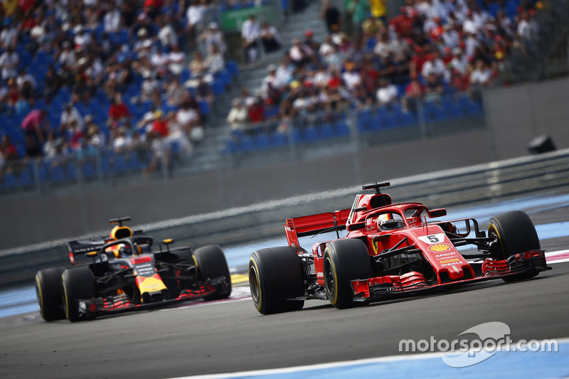 Sebastian Vettel, Ferrari SF71H, precede Daniel Ricciardo, Red Bull Racing RB14