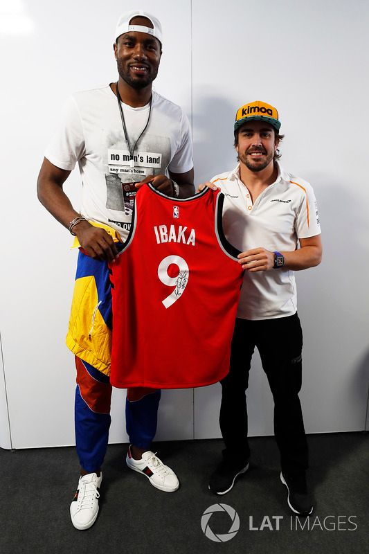 El jugador de baloncesto de la NBA e internacional con España ,Serge Ibaka, con Fernando Alonso, McLaren