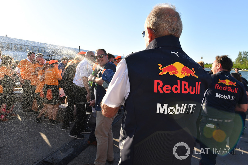 Dr Helmut Marko, consultor de Red Bull Motorsport, en la carrera de balsas