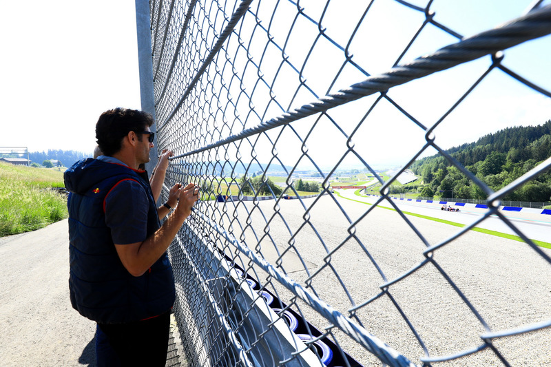 Mark Webber memantau Marc Marquez