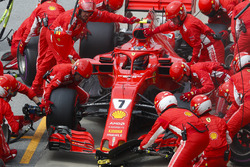 Kimi Raikkonen, Ferrari SF71H, makes a pit stop