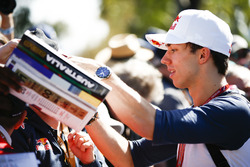 Pierre Gasly, Toro Rosso, imza dağıtıyor