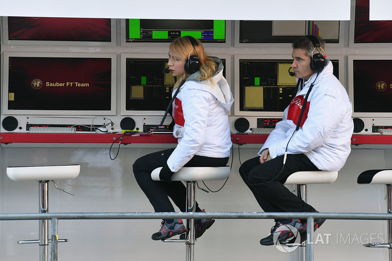 Ruth Buscombe, stratège Alfa Romeo Sauber F1 Team et Xevi Pujolar, responsable de l'ingénierie en piste Alfa Romeo Sauber F1 Team