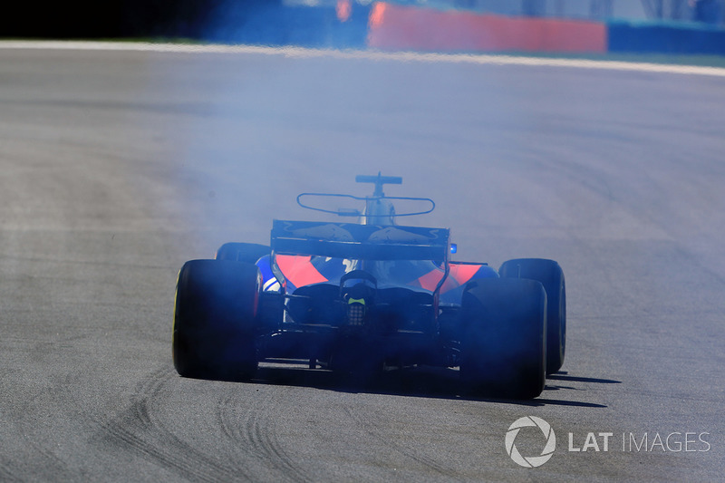 Brendon Hartley, Scuderia Toro Rosso STR12 with engine failure