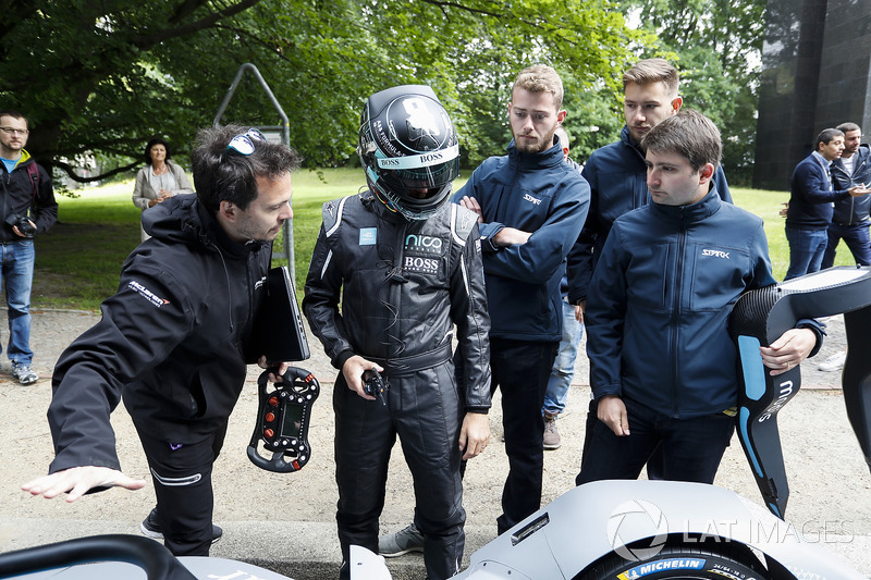 Kampiun Formula 1, Nico Rosberg bersiap turun ke jalan bersama mobil baru Formula E