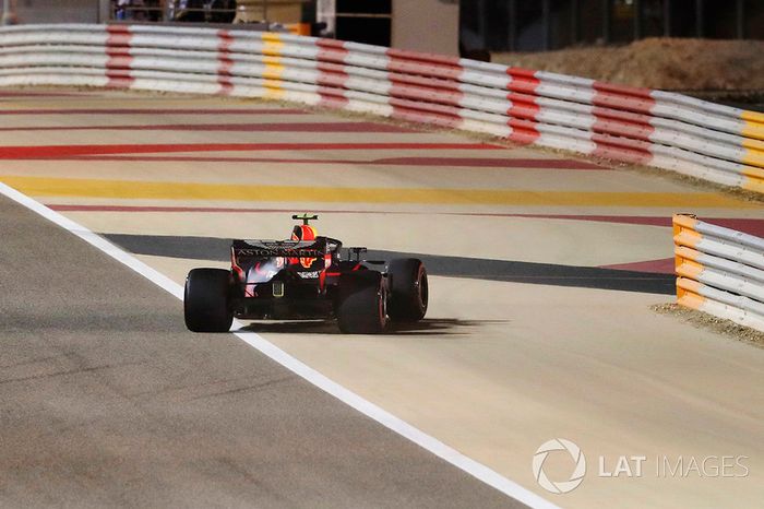 Max Verstappen, Red Bull Racing RB14 Tag Heuer, se retira de la carrera