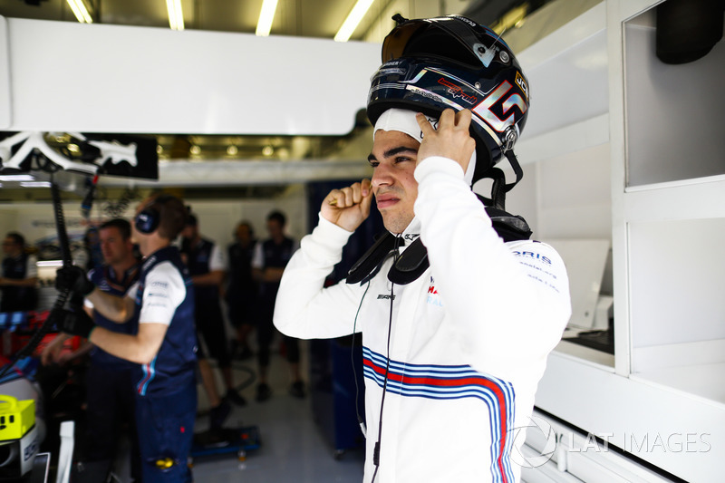 Lance Stroll, Williams Racing, puts his helmet on