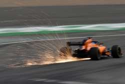 Fernando Alonso, McLaren MCL33, fait des étincelles