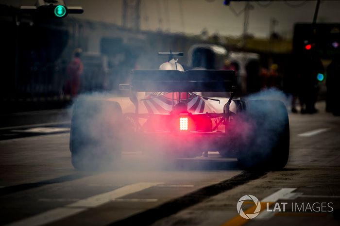 Lance Stroll, Williams FW41 Mercedes, in the pit lane