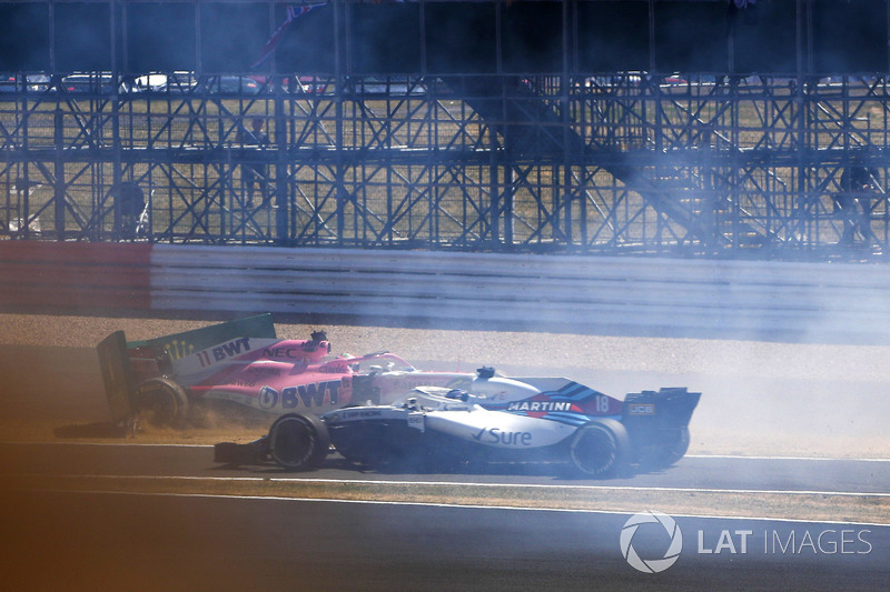 Sergio Perez, Force India VJM11, se estrella en un tablero publicitario al comienzo, mientras Lance Stroll, Williams FW41 pasa