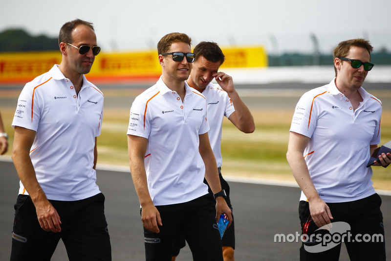 Stoffel Vandoorne, McLaren, parcourt la piste à pied avec son équipe