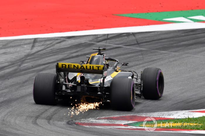 Chispas tras el paso de Nico Hulkenberg, Renault Sport F1 Team R.S. 18 