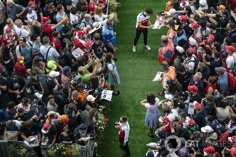 Charles Leclerc, Sauber signe des autographes pour les fans