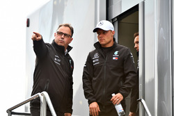 Ron Meadows, Team Manager, Mercedes AMG F1 e Valtteri Bottas, Mercedes-AMG F1