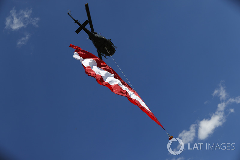 Гелікоптер із прапором Австрії