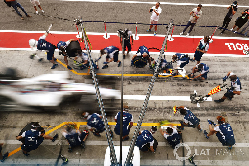 The Williams conducts a practice pit stop