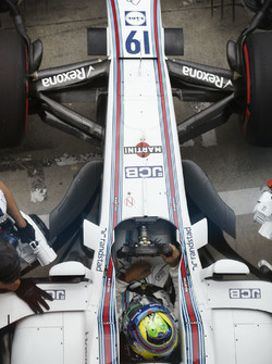Felipe Massa, Williams FW40, est ramené dans son garage
