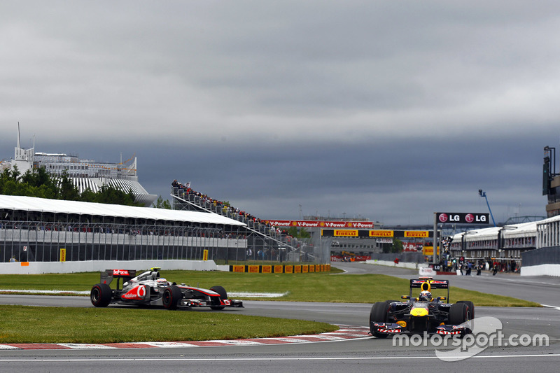 Sebastian Vettel, Red Bull Racing RB7 devant Jenson Button, McLaren MP4-26