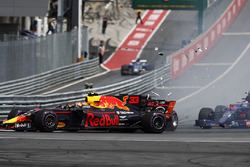 Max Verstappen, Red Bull Racing RB13, Fernando Alonso, McLaren MCL32, Daniil Kvyat, Scuderia Toro Rosso STR12, are involved in a crash at the start