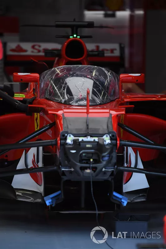 Ferrari SF70-H con el escudo de la cabina