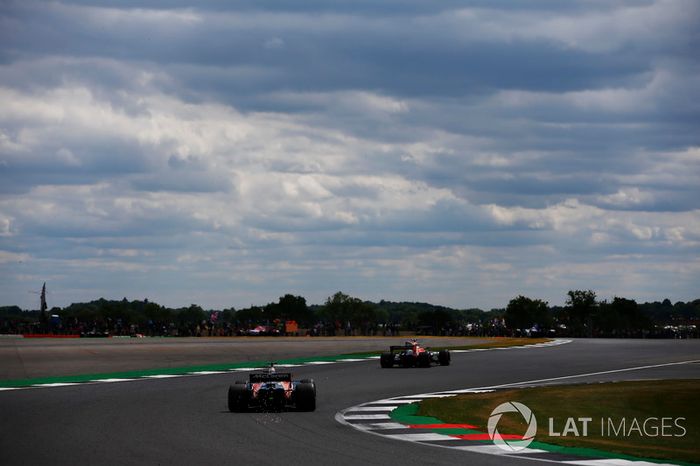 Stoffel Vandoorne, McLaren MCL32, Fernando Alonso, McLaren MCL32