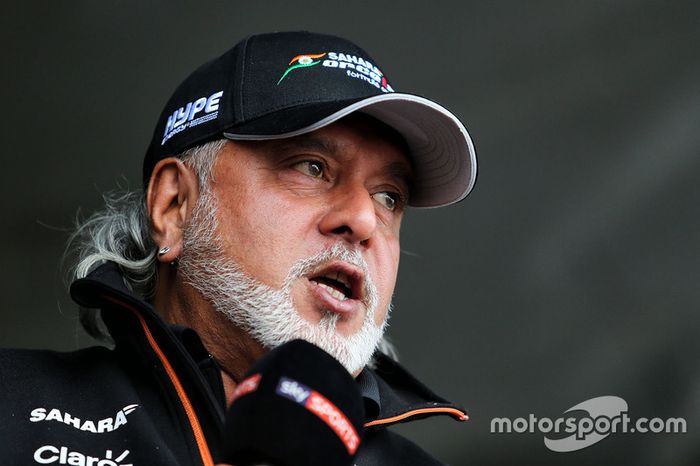 Dr. Vijay Mallya, dueño de Sahara Force India Formula One Team con Kingfisher rickshaw