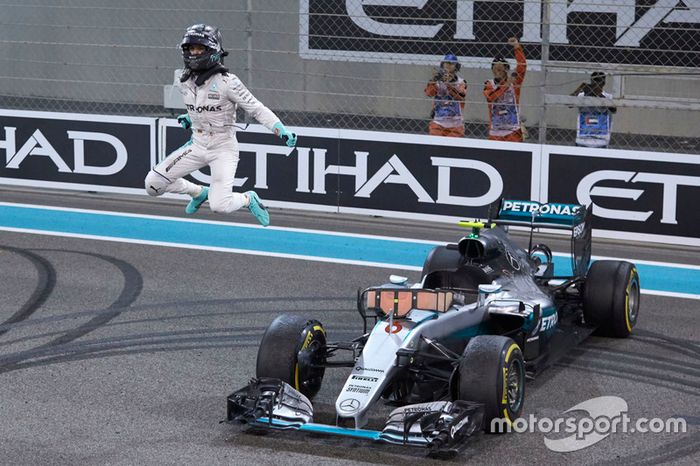 Segundo lugar de Nico Rosberg, de Mercedes AMG F1 W07 híbrido celebra su campeonato del mundo al final de la carrera