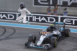 2. Nico Rosberg, Mercedes AMG F1 W07 Hybrid feiert seinen WM-Titel nach dem Rennen
