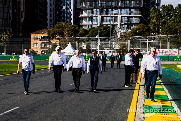 Oficiales de la FIA caminan por la FIA, incluidos el comisario Derek Warwick, Charlie Whiting, director de carrera de la FIA y Laurent Mekies