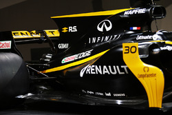 Le capot moteur et l'aileron arrière de la Renault Sport F1 Team R.S.17