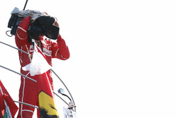 Le troisième, Sebastian Vettel, Ferrari, prend une caméra pour filmer le public depuis le podium