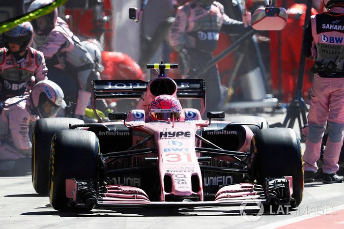 Esteban Ocon, Force India F1 VJM10, pitstop